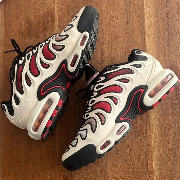 Nike Air Max Plus Drift in the "Sail and Blk" colorway - Picture 4 of 8